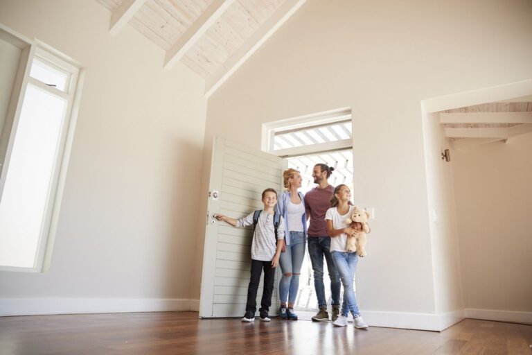 Behind the Scenes of a Home Sale: How Real Estate Professionals Manage Every Detail to Ensure a Smooth Transaction