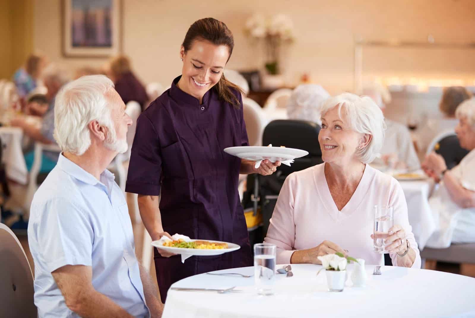 How Mealtime in Senior Communities Enhances Resident Connections